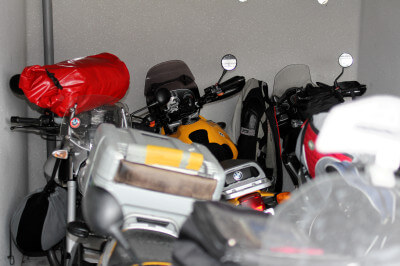 Motorräder stehen fertig für den Motorradtransport durch Ridersprojekt in der Garage