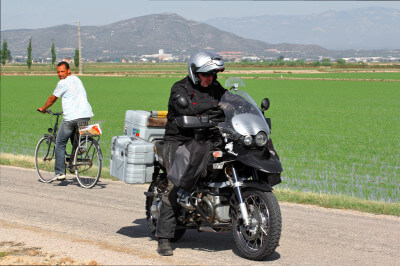 Unterwegs inmitten von Reisfeldern im Ebro-Delta
