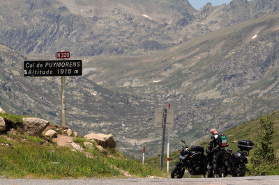 Motorräder auf der Passhöhe des Col de Puymorens