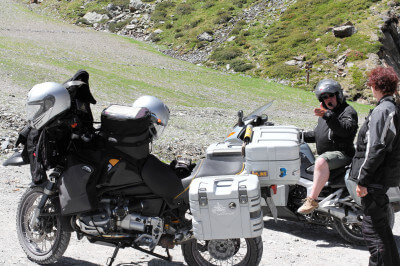 Zwei Motorräder und Fahrer im Gespräch in Andorra im Skigebiet von Ordino-Arcalis