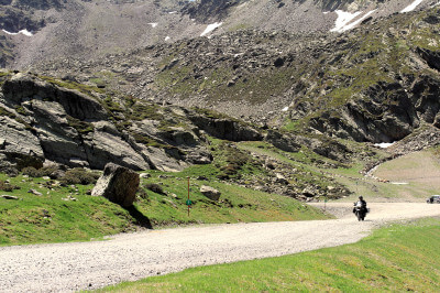 Auffahrt auf unbefestigter Straße mit dem Motorrad in das Skigebiet von Ordino-Arcalis in Andorra