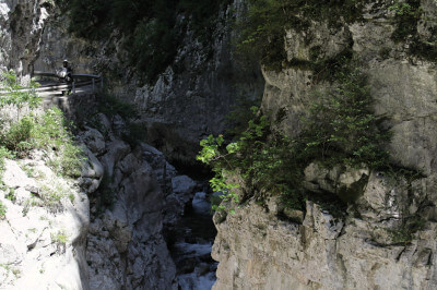 Blick in die Felsenschlucht mit Fluß im Canyon de Anisclo