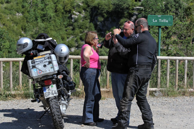 Gespräch mit mehreren Motorradfahrern bei Pause am Canyon de Anisclo