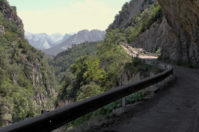 Einspurige direkt am Fels verlaufende Straße am Canyon de Anisclo