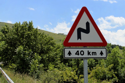 Schild mit Aufschrift 40 km Kurven am Collada de Toses