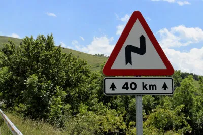 Motorradtraum in den Pyrenäen / Collada de Toses: 40 - in Worten VIERZIG! - Kilometer Kurven! Schild mit Aufschrift 40 km Kurven am Collada de Toses