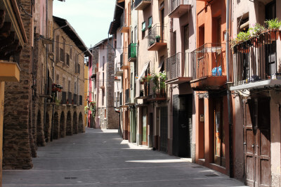 Blick in eine enge Häusergasse in La Seu d'Urgell