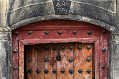Alte rote Tür in Nerin
