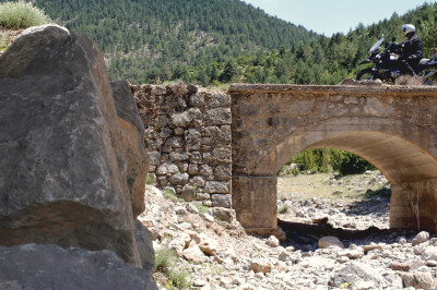 Eine alte Steinbrücke in den Pyrenäene