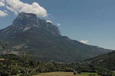 Unterwegs in der Sierra de los Filabres: einsam und allein auf der Straße! Blick auf einen mächtig aufstrebenden Berg in Wolken in der Sierra de los Filabres