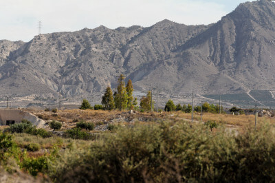 Panorama mit Bergen im Hintergrund in der kargen Sierra del Carche