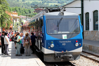 Touristen am Bahnhof der Zahnradbahn Cremallera im Vall de Núria beim Einsteigen