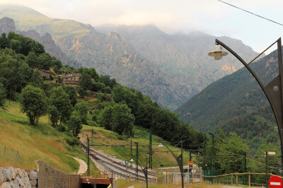 Blick talwärts auf die Gleisanlagen der Zahnradbahn Cremallera im Vall de Núria
