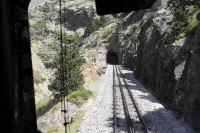 Die Zahnradbahn Cremallera im Vall de Núria fährt auf einen Tunnel zu