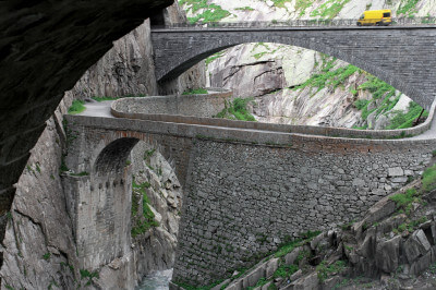 Die enge Schöllenenschlucht und die sagenbehaftete aus Stein in Kurven gewundene Teufelsbrücke