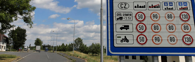 Blick auf die Tafel mit Geschwindigkeitsbeschränkungen an der Grenze zu Tschechien
