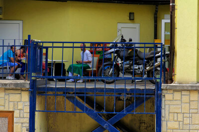 Blauer Scherenaufzug wird zur Garage für ein Motorrad am Hotel in Hrensko