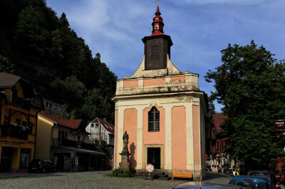 Kirche in der Dorfmitte in Hřensko