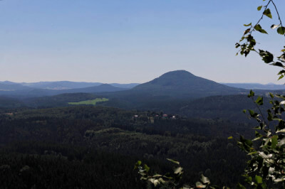 Panoramablick über die bewaldete hügelige böhmische Schweiz