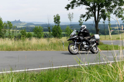 Motorrad in Schräglage im böhmischen Paradies
