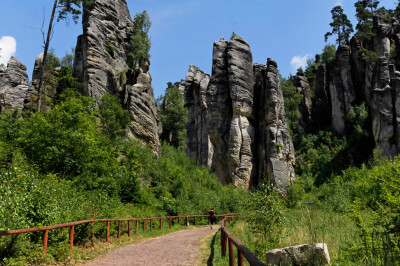 Wanderweg führt auf steil aufragende Felsnadeln zu Prachover Felsen