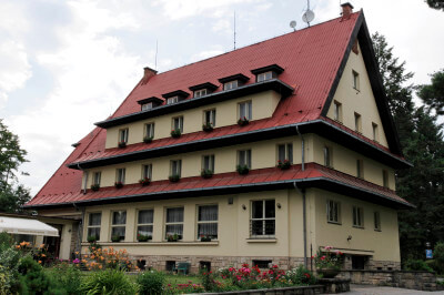 Blick auf das im Wald gelegene Hotel Skalní Město