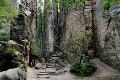 Verwirrender Wanderweg durch das Labyrinth der Prachover Felsen