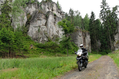 Motorrad fährt auf unbefestigter Straße durch die Prachover Felsen