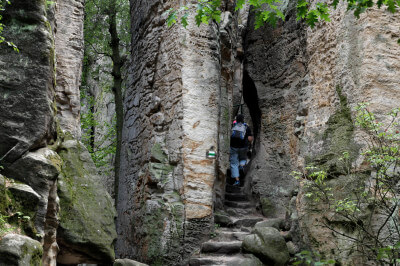 Steintreppen führen durch die Engen Gänge des Felsenlabyrinths der Prachover Felsen