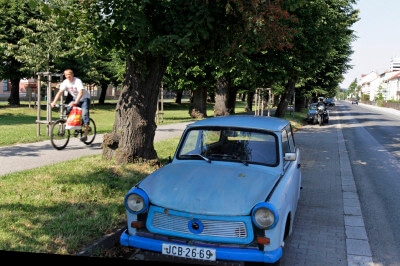 Blauer Trabant steht parkend am Seitenstreifen der Wallenstein-Allee