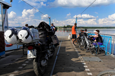Motorrad steht auf Autofähre bei der Überfahrt auf dem Lipno-Stausee