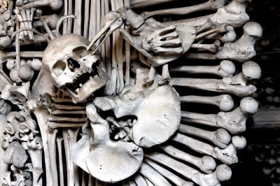 Detailaufnahme eines Wappens rein aus Knochen gefertigt in der Gebeinkapelle Sedlec