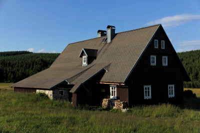Blick von außen auf das Holzhaus von Gustav Ginzels Misthaus