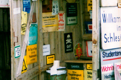 Viele Schilder am Klo des Misthauses Anfang der 90er Jahre