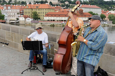 Drei Jazz Musikanten auf der Karlsbrücke in Prag