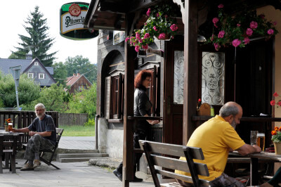 Gemütliche Straßenkneipe mit Biergarten und Bierausschank