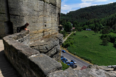 Blick von der Burg Sloup v Čechách an mächtigen Mauern hinunter auf die Straße