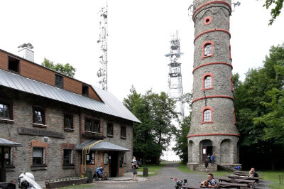 Blick auf den Turm und das Haus auf dem Jedlova