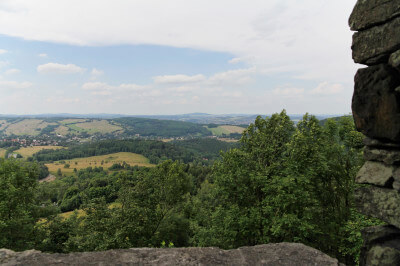 Panoramablick in bewaldete Hügellandschaft vom Tolštejn aus