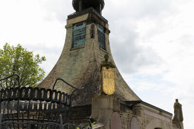 Auf dem Pracký kopec (Pratzeberg) bei der Gemeinde Prace (Pratzen) errichtete man 1909 das Austerlitz-Denkmal, das an die Schlacht von Austerlitz erinnert.