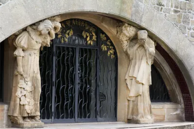 Auf dem Pracký kopec (Pratzeberg) bei der Gemeinde Prace (Pratzen) errichtete man 1909 das Austerlitz-Denkmal, das an die Schlacht von Austerlitz erinnert.