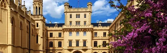 In Lednice hat sich die Liechtenstein-Familie in den letzten Jahrhunderten mit prachtvollen und teils dekadenten Bauwerken verewigt.