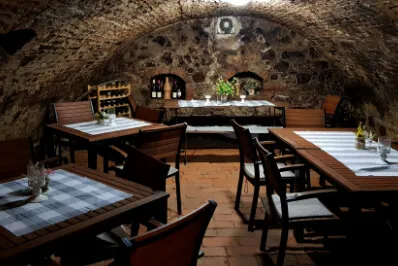 Ein kurzer Rundgang durch die verblüffenden Tiefen des Kellers offenbart ein riesiges Angebot aus den Weinbergen der hiesigen Winzer.