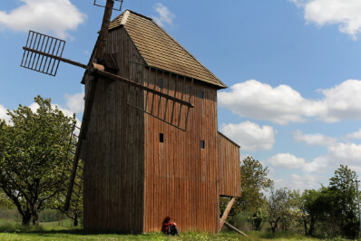 Die Windmühle von Starý Poddvorov trotzt der steifen Brise, die über den Hügel weht. Sie besteht komplett aus Holz und wurde im Jahr 1870 erbaut.