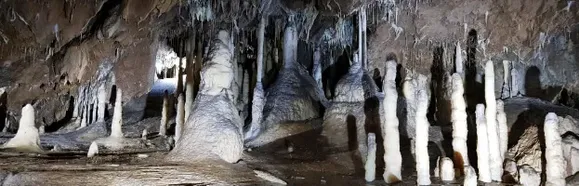 Die Tropfsteingebilde sind eindrucksvoll, noch mehr aber die Fahrt mit dem Boot durch die gefluteten Stollen.