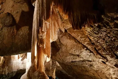 Ein Elektroboot bringt uns schließlich durch ein 652 m langes, geflutetes Stollenlabyrinth. Leider durften wir da keine Fotos machen.