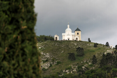 Die Wallfahrtskirche St. Sebastian auf dem heiligen Berg wurde 1629 nach Überwindung der Pestepidemie errichtet. St. Sebastian ist der Schutzheilige der Pest.