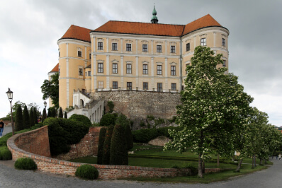 Das Geschlecht Liechtenstein erhielt die Burg im Jahr 1249 geschenkt und begründeten so Nikolsburg, wie die Stadt auf deutsch heißt.