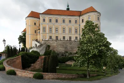 Das Geschlecht Liechtenstein erhielt die Burg im Jahr 1249 geschenkt und begründeten so Nikolsburg, wie die Stadt auf deutsch heißt.