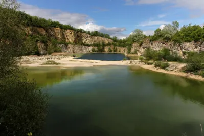 Der Überflutete Steinbruch Janičův vrch bei Marianske Mlyn (Marianen Mühle) wurde vor nicht allzu langer Zeit zum Naturdenkmal erklärt, um seine Flora und Fauna zu schützen.